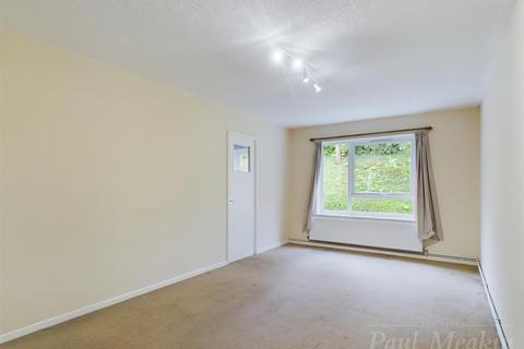30 Montana Close, South Croydon, CR2 0AT