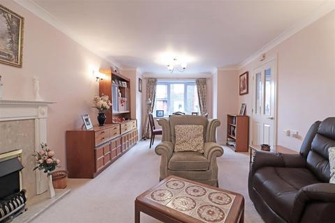 2 bedroom flat for sale, Ladbroke Road, Redhill