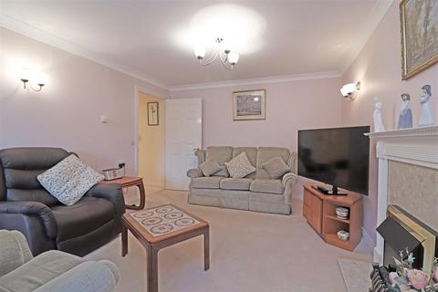 2 bedroom flat for sale, Ladbroke Road, Redhill