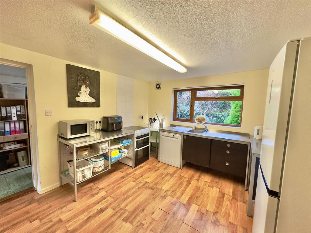 Kitchen 2.jpg