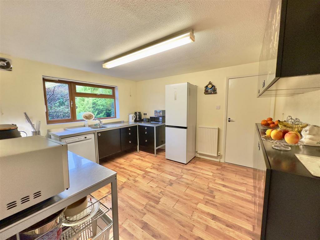 Kitchen 1.jpg