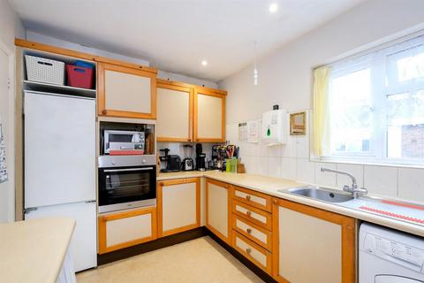 2 bedroom flat for sale, Highstone Court, New Wanstead