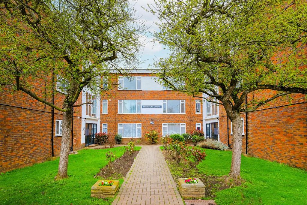 Highstone Court, New Wanstead 2 bed flat for sale £430,000