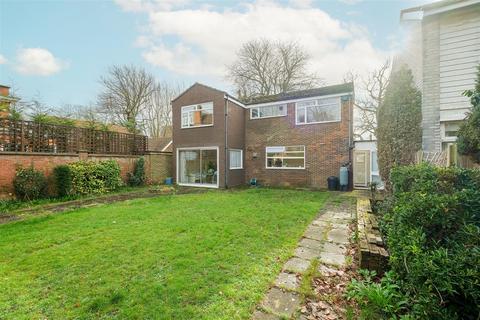 Gartina Hermitage Walk, London, E18 2BN