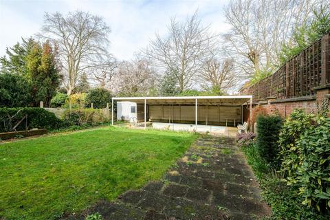 Gartina Hermitage Walk, London, E18 2BN