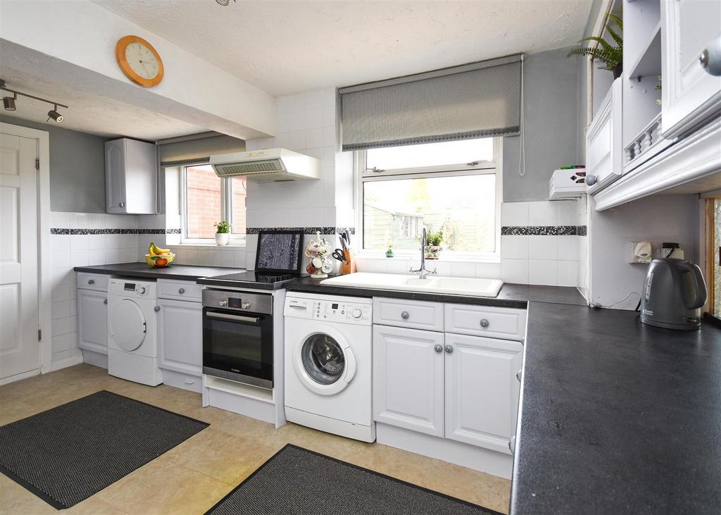 12 Oakfield Road - Kitchen (2).jpg