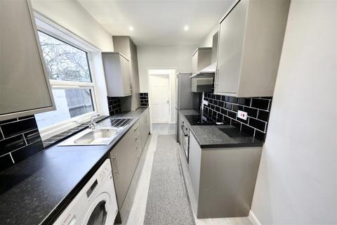2 bedroom end of terrace house for sale - Leads Road, Hull