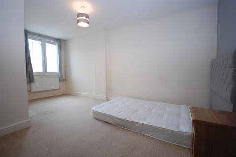 3 bedroom flat to rent, Stonhouse Street, London SW4