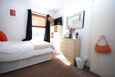4 bedroom house to rent - Trevelyan Road, London SW17