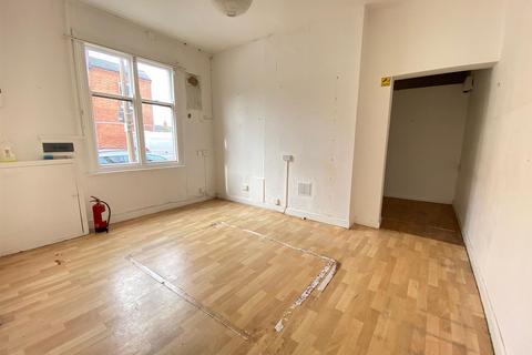 Retail property (high street) to rent - Clarendon Park Road, Leicester