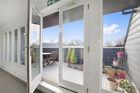 2 bedroom flat for sale, Cornsland Close, Upminster, RM14