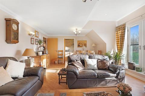 2 bedroom flat for sale, Cornsland Close, Upminster, RM14