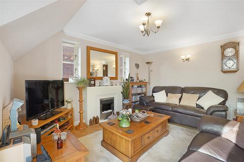 2 bedroom flat for sale, Cornsland Close, Upminster, RM14