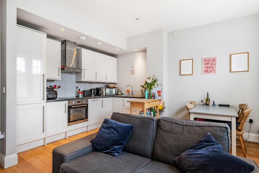 Cavendish Road, Balham 3 bed flat for sale £650,000