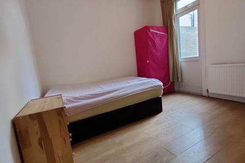 House share to rent, Victoria Way, London SE7