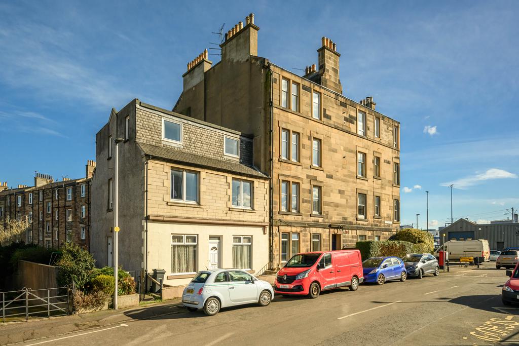 Roseburn Avenue, Edinburgh EH12 3 bed flat for sale £275,000