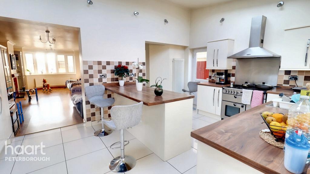 Southfields Drive, Peterborough 3 bed semidetached house for sale £