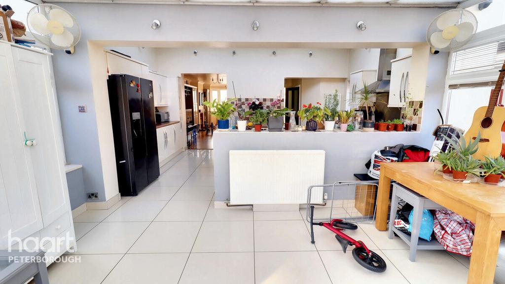 Southfields Drive, Peterborough 3 bed semidetached house for sale £