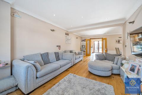 22 Ravenswood Close, Romford, RM5 2UD