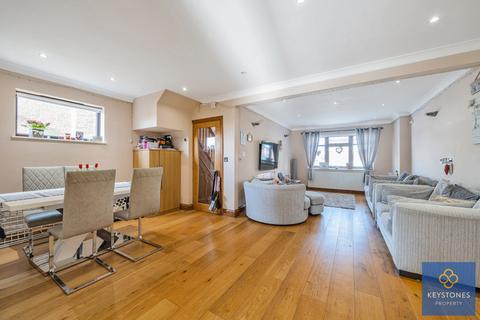 22 Ravenswood Close, Romford, RM5 2UD