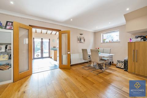 22 Ravenswood Close, Romford, RM5 2UD