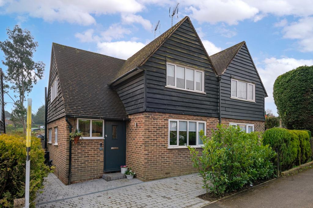 Godstone Road, Bletchingley, RH1 3 bed cottage for sale £450,000