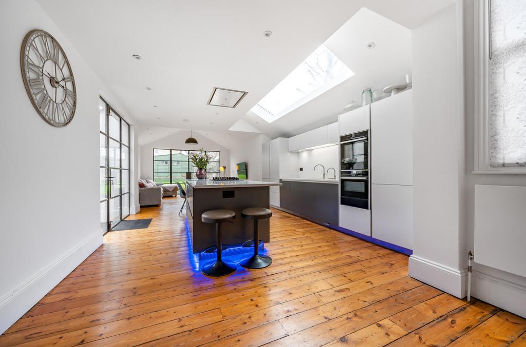 Fitzjohn Avenue, EN5 5 bed semidetached house for sale £