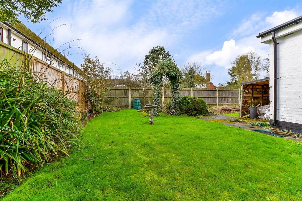 Lane, Headcorn, Ashford, Kent 3 bed terraced house for sale £