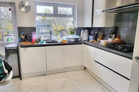 3 bedroom terraced house to rent, Bearing Way, Chigwell IG7