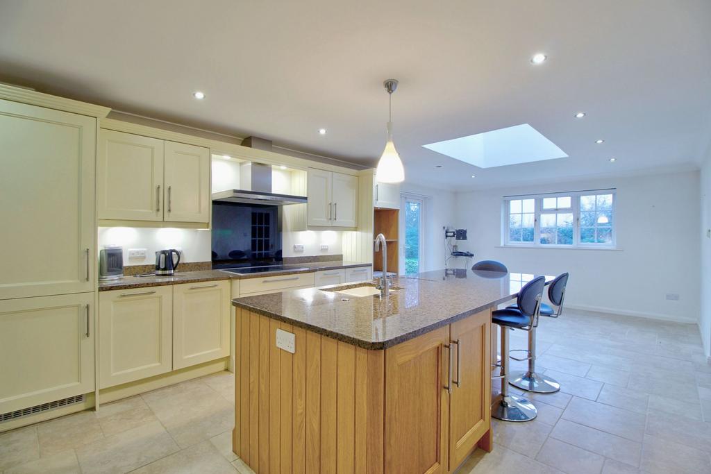 Kitchen / breakfast room with roof lantern
