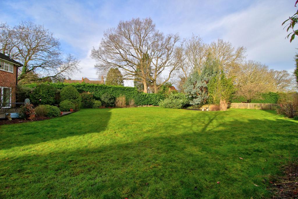 Mature borders and plenty of privacy