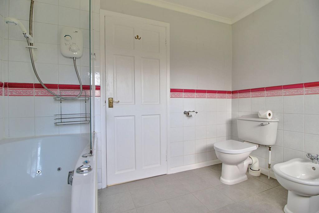 With jacuzzi bath &amp; bidet