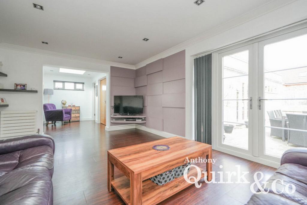 Brooklyn Drive, Rayleigh, SS6 4 bed detached house for sale £575,000