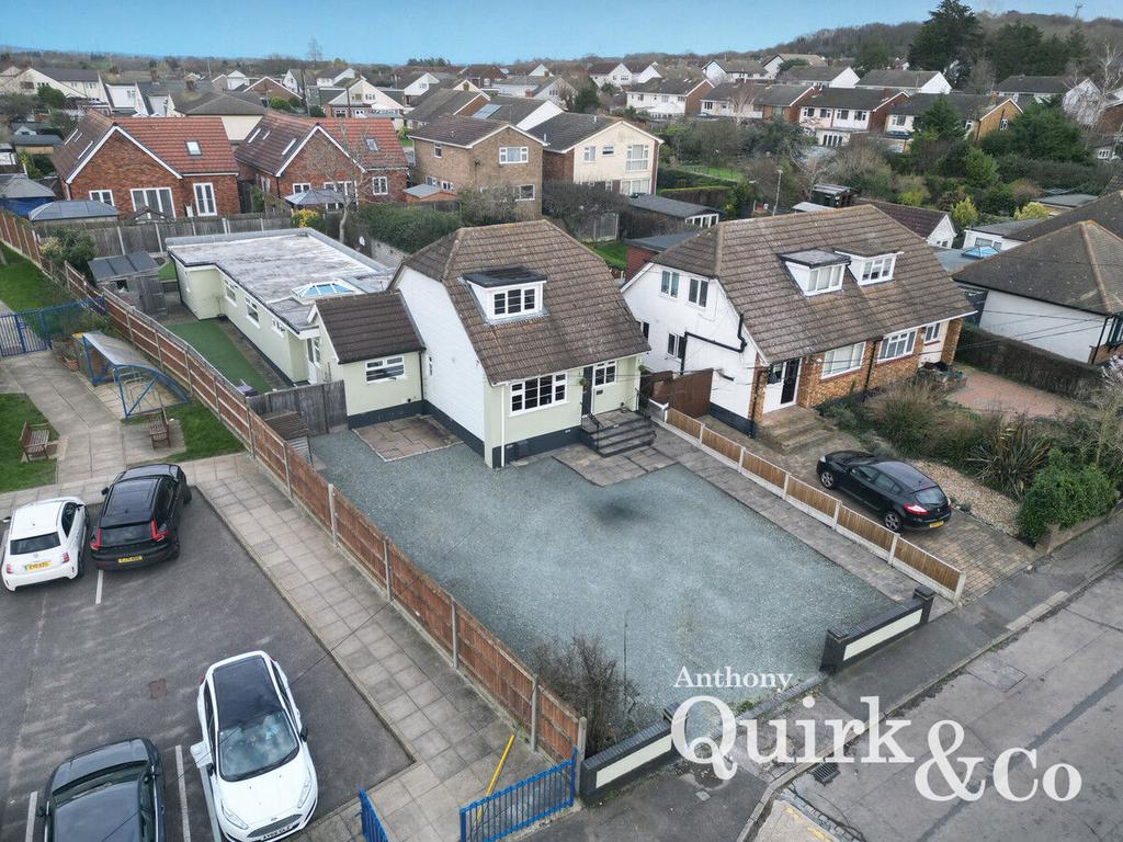 Brooklyn Drive, Rayleigh, SS6 4 bed detached house for sale £550,000