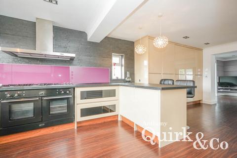 38 Brooklyn Drive, Rayleigh, SS6 9LW