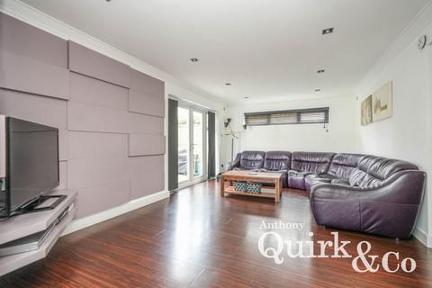 38 Brooklyn Drive, Rayleigh, SS6 9LW