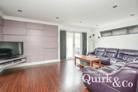 38 Brooklyn Drive, Rayleigh, SS6 9LW