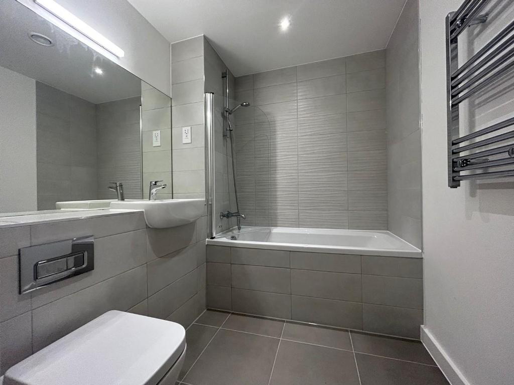 Bathroom 1.jpg