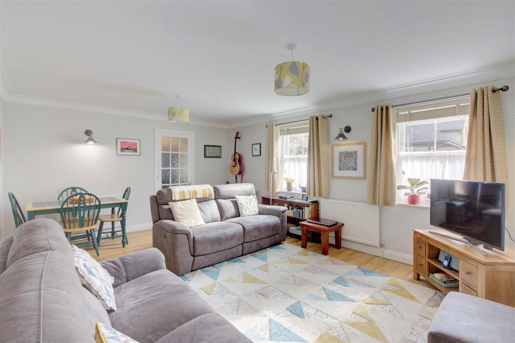 Sitting/dining room