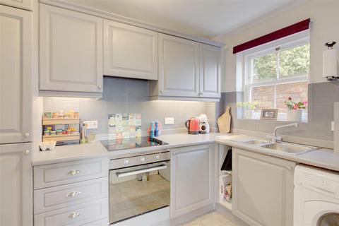 5 Abbots Garden, Malmesbury, SN16 9HY