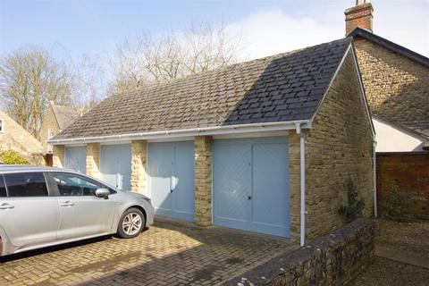 5 Abbots Garden, Malmesbury, SN16 9HY