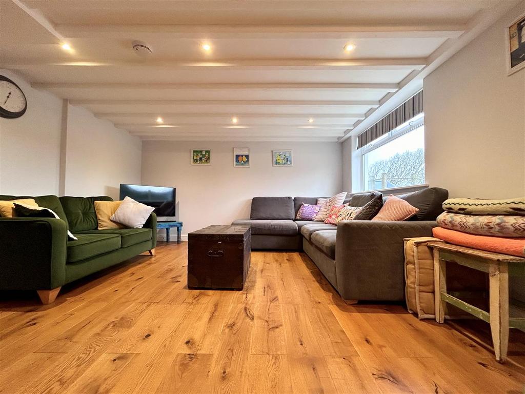 LIVING ROOM (COTTAGE).jpeg