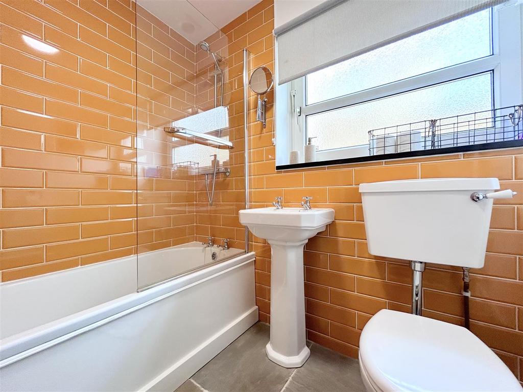 BATHROOM (COTTAGE).jpeg
