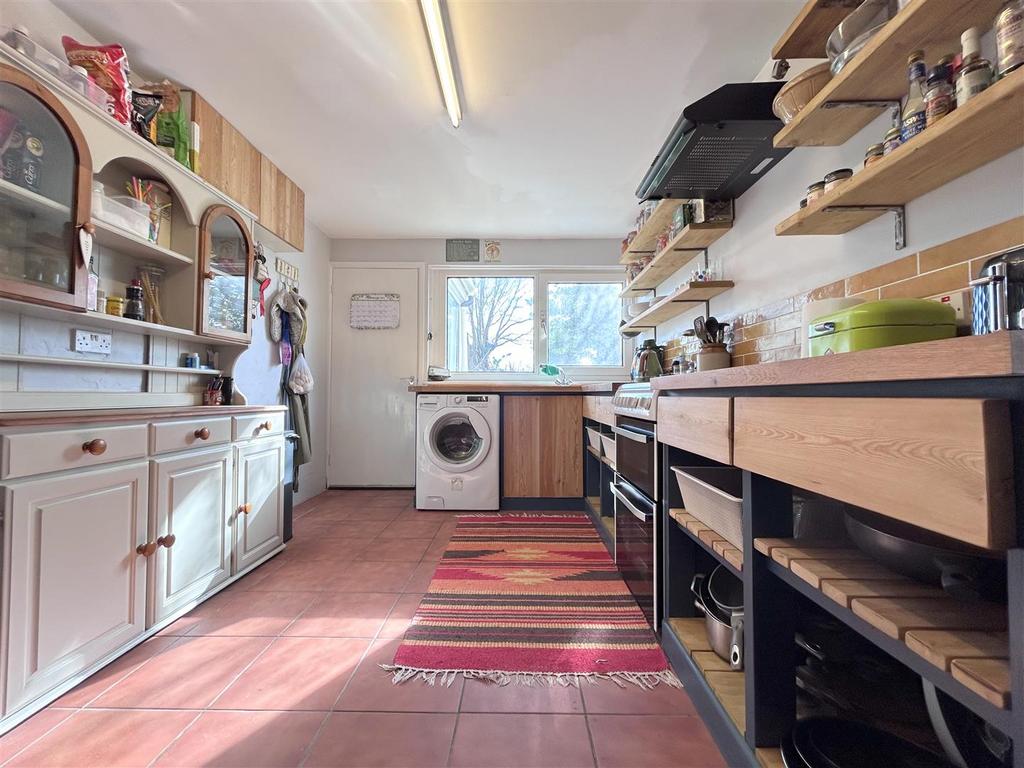 KITCHEN (FARMHOUSE).jpeg