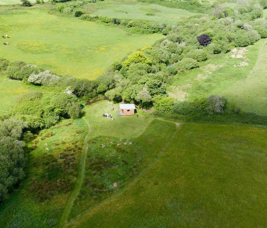 Shed at bottom of field.JPG
