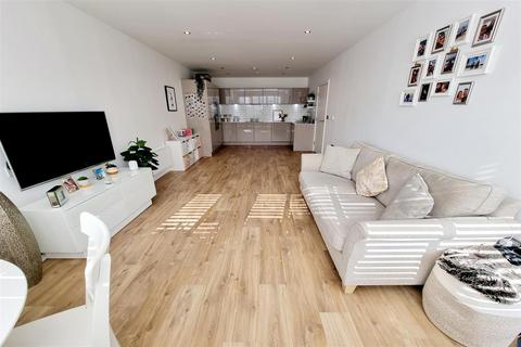 2 bedroom ground floor flat for sale, Ebony Crescent, Cockfosters, EN4