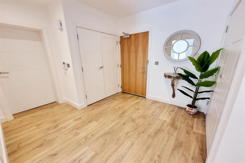 Spacious entrance hall: