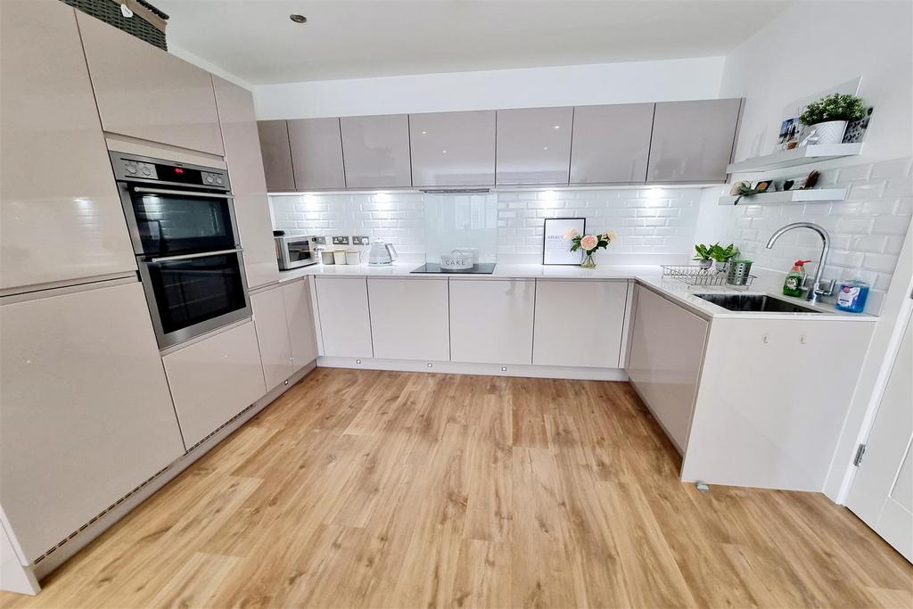 Open plan luxury fitted kitchen::