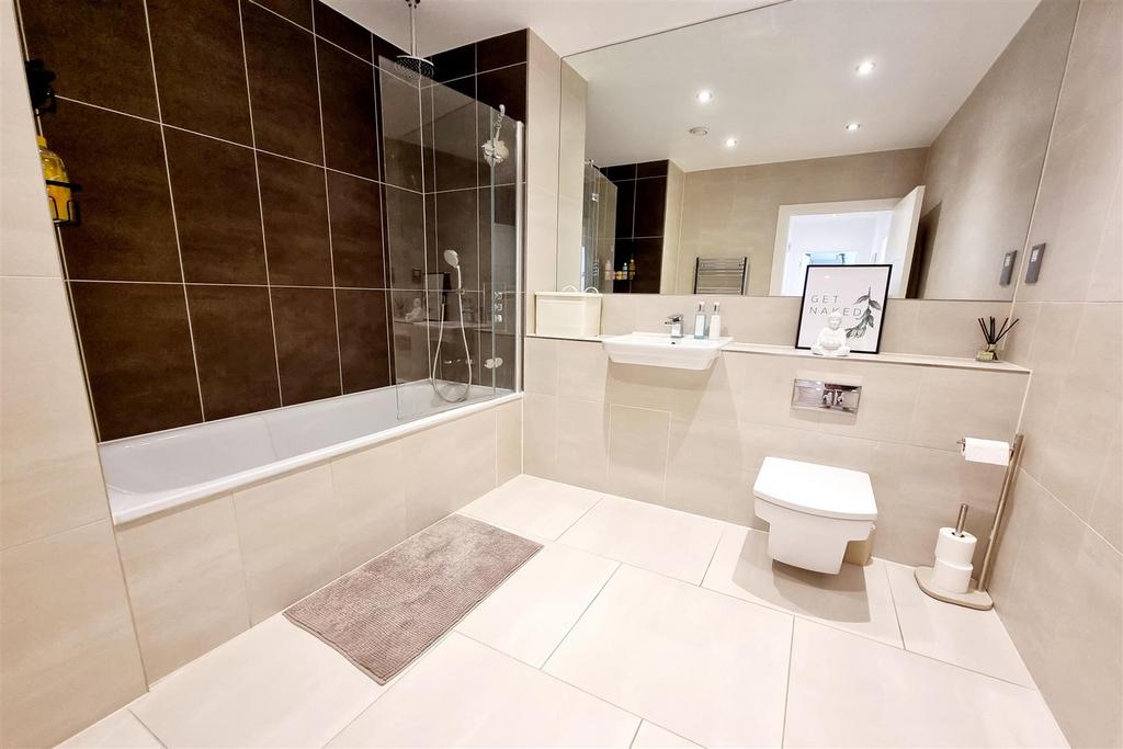 Large luxury bathroom: