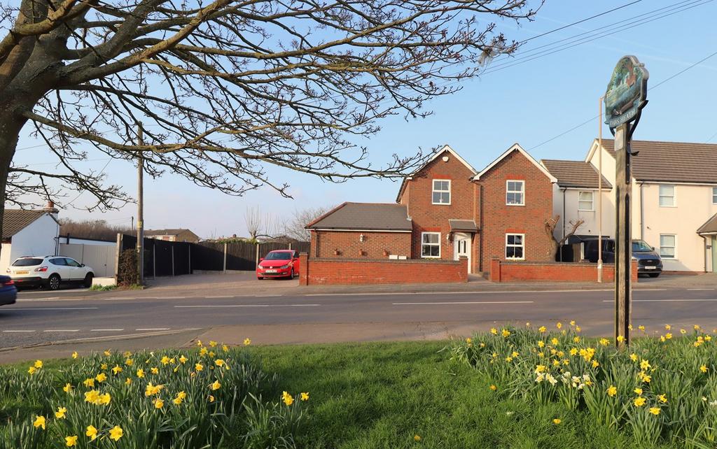 Daws Heath Road, Benfleet, SS7 3 bed detached house for sale £500,000